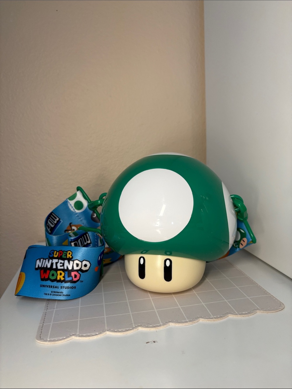 Super Nintendo World Mushroom Crossbody water bottle - Green & White
